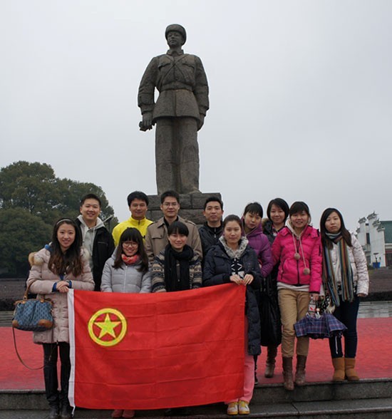 “学雷锋，献爱心”——中国共产主义青年团华体会网页版登录入口委员会开展慰问贫困学生助学活动